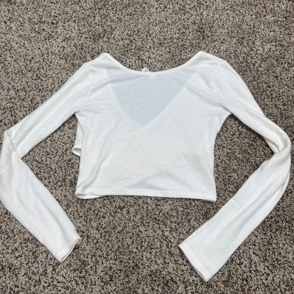 ALO Yoga Cream Long Sleeve Crop Top - Picture 3 of 3